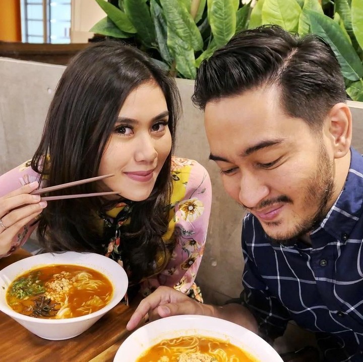 <p>Hubungan mereka pun diawali dengan candaan. Diketahui, keduanya pun makin lama kian dekat hingga akhirnya berpacaran karena dijodoh-jodohkan oleh host acara yang sama. (Foto: Instagram @syahnazs) <br /><br /><br /></p>