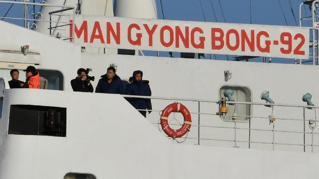 Korea Utara meminta bantuan Korea Selatan untuk mengisi ulang bahan bakar kapal yang membawa delegasi peserta Olimpiade Musim Dingin di Pyeonghcang.