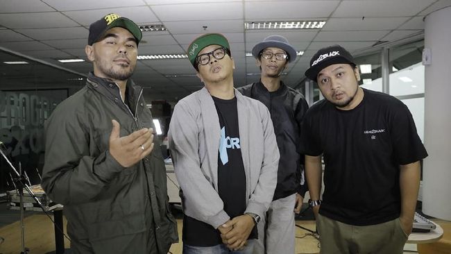 Lirik Lagu Dia yang Bertahan Fade2Black Lirik Lagu Dia yang Bertahan Fade2Black