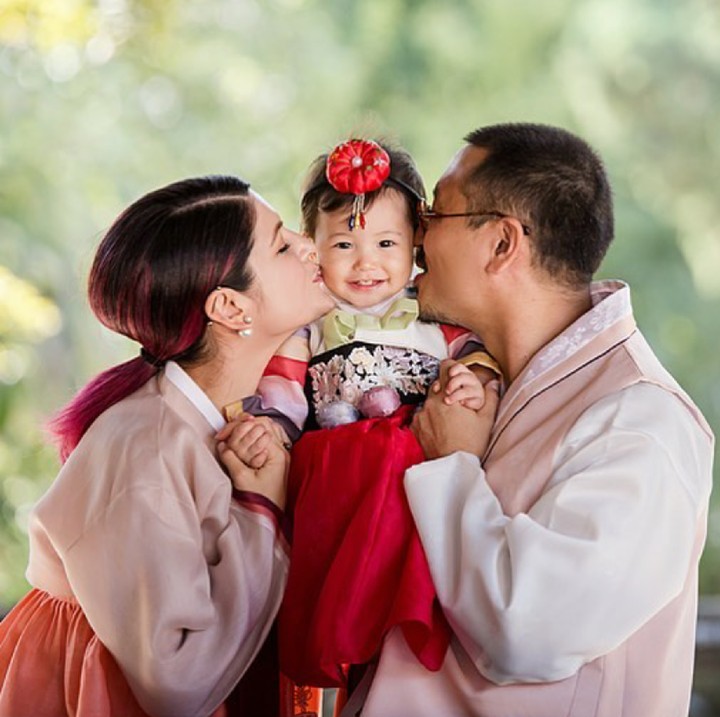 <p>Luna bersama bunda dan ayah kompak pakai pakaian tradisional Korea, hanbok. Imut banget! (Foto: Instagram/urbanwit)</p>