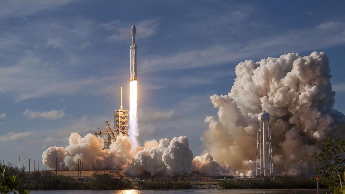 FOTO: Detik-Detik Peluncuran Roket Super SpaceX