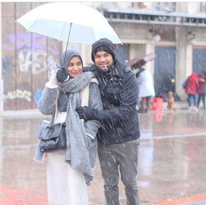 <p>Ini adalah potret pasangan selebriti Shireen Sungkar bersama sang suami, Teuku Wisnu, yang sedang liburan di kala Shireen sedang hamil. Kata Wisnu, bukan satu piring berdua yang romantis tapi sepayung berdua. Suit.. suit... (Foto: Instagram @teukuwisnu)</p>
