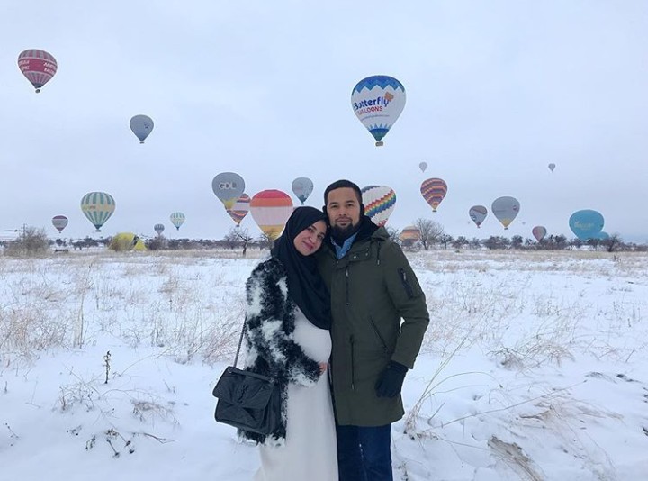 Mesranya Babymoon Shireen Sungkar dan Teuku Wisnu