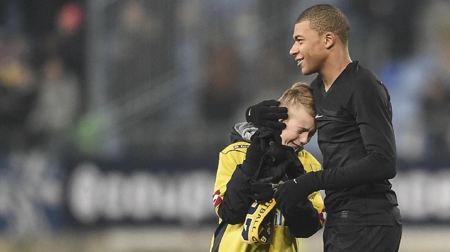 FOTO: Dani Alves Jadi Kiper Dadakan, PSG Menang Besar