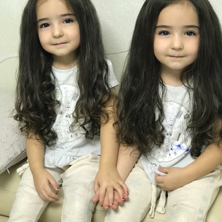 <div>Saking miripnya, sang bunda kadang kesulitan membedakan Asiya dan Safiya juga lho. (Foto: Instagram/elle_four_mom)</div>
