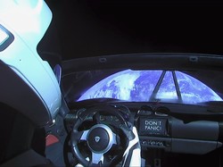 Mobil Roadster Tesla Dekati Mars