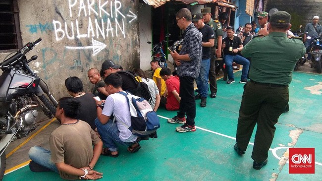 Polisi menggerebek daerah rawan peredaran narkoba di Kampung Boncos, Palmerah, Jakarta Barat. Enam paket sabu disita.