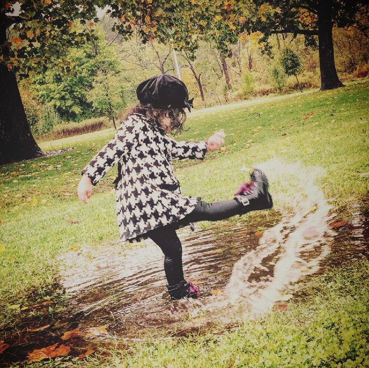 <p>Sudah pakai boots dan mantel, main air ayok aja. He-he-he. (Foto: Instagram/ @sugarbombbaby)  </p>