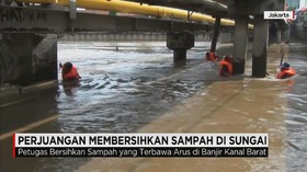 Perjuangan Membersihkan Sampah di Sungai