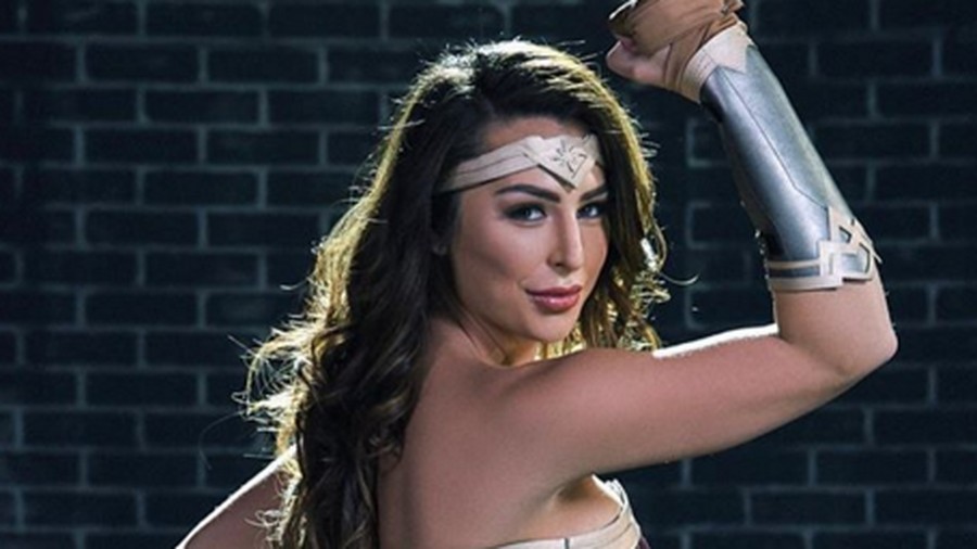 Chanel Santini merupakan bintang porno di industri film panas. Tapi meski terlihat seksi dan cantik, ternyata masa lalunya seorang cowok.