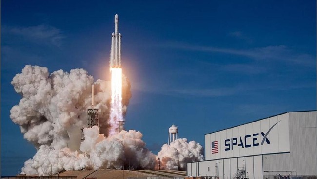 SpaceX berencana meluncurkan 52 penerbangan pada tahun ini, rekor dari tahun lalu sebanyak 31 penerbangan.
