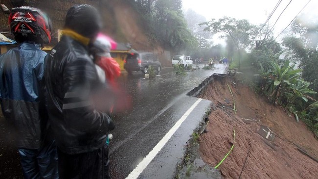 Longsoran di lokasi-lokasi itu tidak sebesar yang terjadi di Riung Gunung. Potensi longsor susulan bisa terjadi karena tanah di lereng pada jalan tidak stabil.