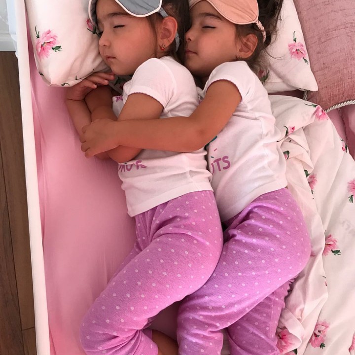 <div>Lagi tidur pun menggemaskan. (Foto: Instagram/elle_four_mom)</div>