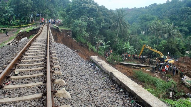 Jalur kereta api di antara Stasiun Cilame - Sasaksaat Kabupaten, Bandung, Jawa Barat mengalami longsor, pada Jumat (26/4) siang.