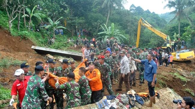 Bencana banjir, longsor dan puting beliung diprediksi masih mengancam sejumlah daerah di Indonesia, karena puncak musim hujan terjadi selama Februari 2018.
