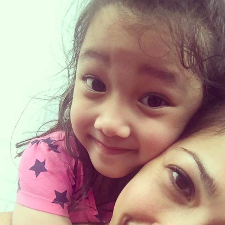 <p>Foto sama bundanya aja gaya Jenaka nggemesin banget ya. (Foto: Instagram/ @mieke_amalia)</p>