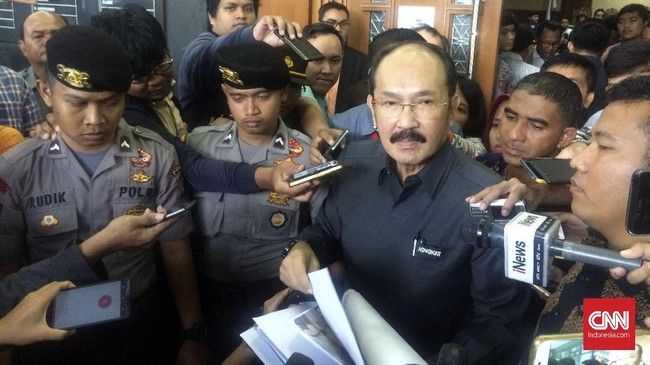 Fredrich Yunadi membantah telah merekayasa Setya Novanto sakit. Dia berkomunikasi dengan Bimanesh untuk berkonsultasi tentang jantung Setnov.