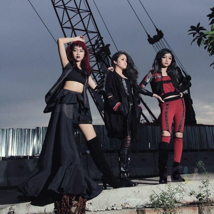 <p>Lady dan teman-temannya nih. Sama-sama keren ya gayanya mengenakan busana dengan tema revolution. (Foto: dok GET UP! Edutainment)</p>