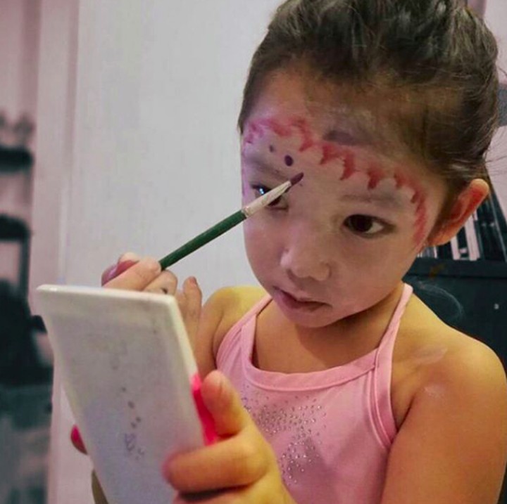 <p>Ssst, ada yang lagi serius face painting-an nih. (Foto: Instagram/ @jenaka_sudiro)</p>