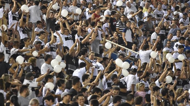 Seorang suporter klub Paraguay, Olimpia, tertangkap kamera mengisap heroin saat fans lain berselebrasi usai klub kesayangannya mencetak gol.