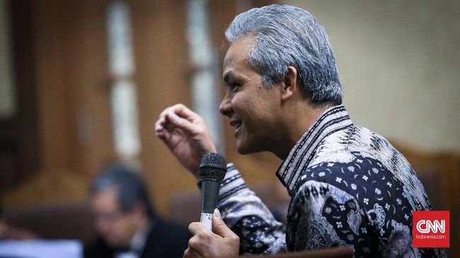 Survei LSI Denny JA menyebut bahwa elektabilitas Ganjar Pranowo jauh mengungguli Sudirman Said untuk Pilgub Jateng, namun peluang hadir lewat tsunami e-KTP.