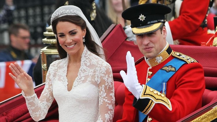 LONDON, ENGLAND - APRIL 29:  Their Royal Highnesses Prince William, Duke of Cambridge and Catherine, Duchess of Cambridge journey by carriage procession to Buckingham Palace following their marriage at Westminster Abbey on April 29, 2011 in London, England. The marriage of the second in line to the British throne was led by the Archbishop of Canterbury and was attended by 1900 guests, including foreign Royal family members and heads of state. Thousands of well-wishers from around the world have also flocked to London to witness the spectacle and pageantry of the Royal Wedding.  (Photo by Sean Gallup/Getty Images)