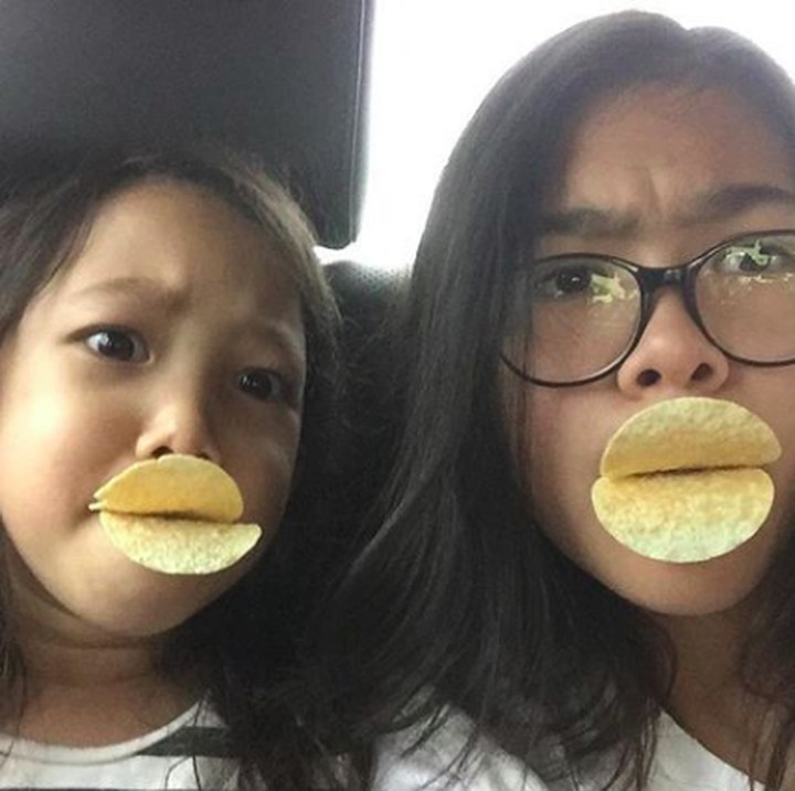 <p>Memanfaatkan keripik untuk pasang eskpresi duckface bareng si kakak. Ada-ada aja deh tingkahmu, Jenaka. (Foto: Instagram/ @jenaka_sudiro)</p>