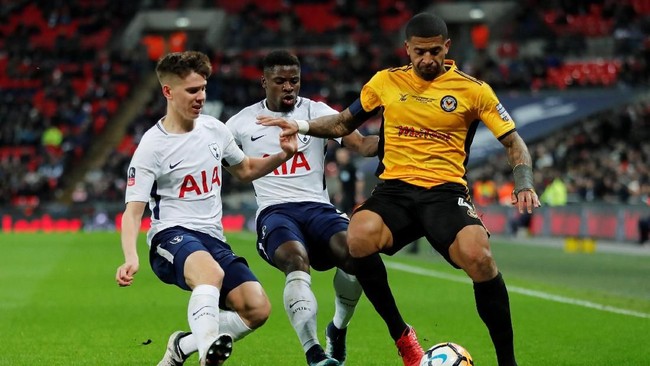 Tottenham Hotspur berhasil lolos ke babak 16 besar Piala FA setelah menaklukkan Newport County dalam laga ulangan di Wembley, Rabu (7/2).
