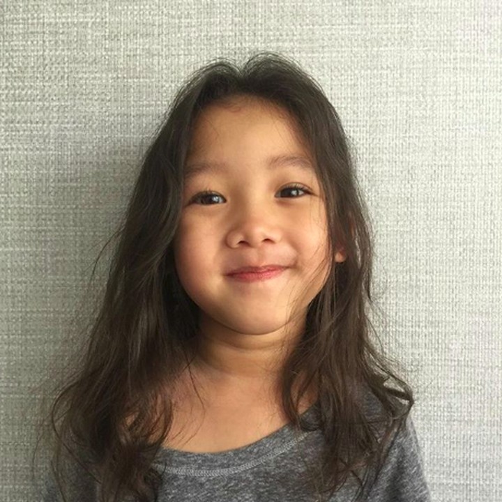 <p>Manisnya senyum gadis kecil kesayangan Bunda Mieke dan Ayah Tora... (Foto: Instagram/ @jenaka_sudiro)</p>