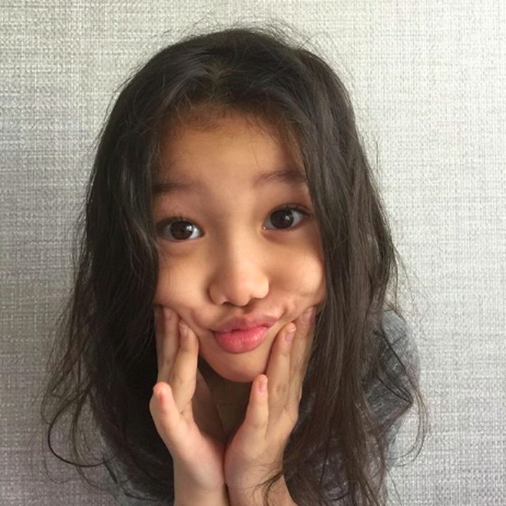 <p>Pose senyum tapi usil, begini deh jadinya. He-he-he. (Foto: Instagram/ @jenaka_sudiro)</p>