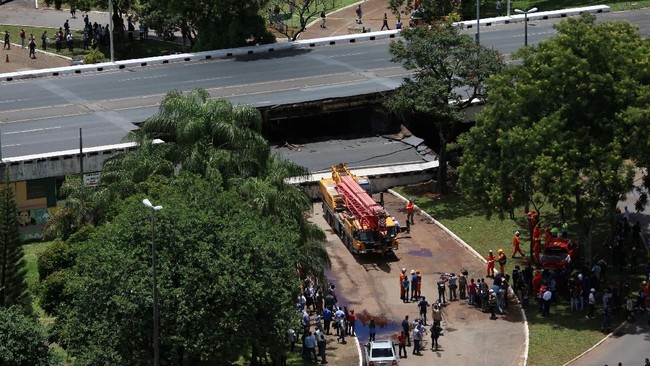 Sebuah bagian dari jalan layang ambruk di Brasil, menimpa sejumlah mobil yang diparkir dan sebuah restoran di tempat terbuka.