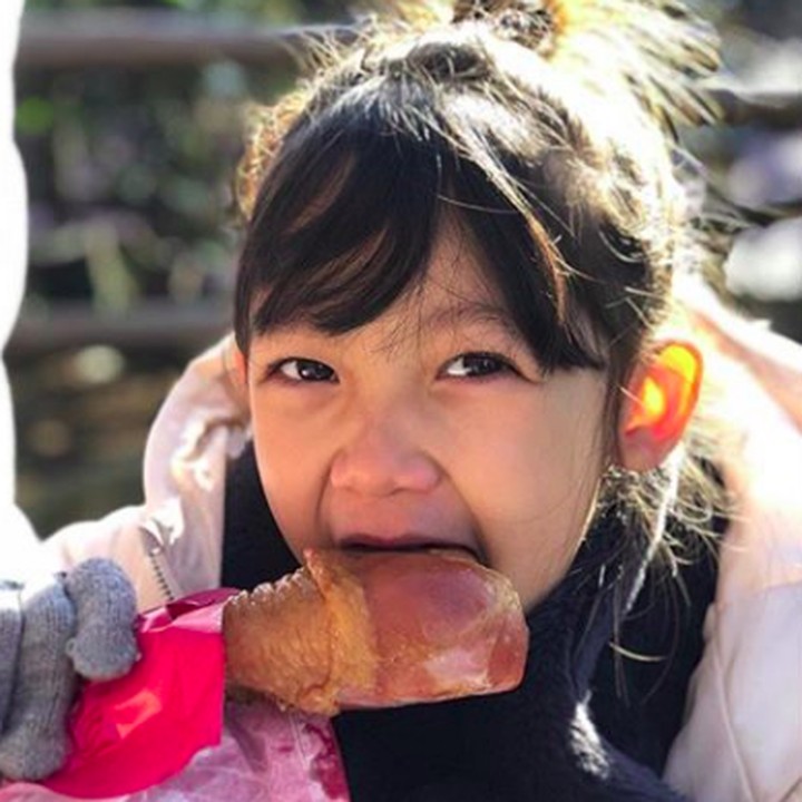 <p>Gaya jenaka waktu makan turkeyleg. Lucu banget ya. (Foto: Instagram/ @mieke_amalia)</p>
