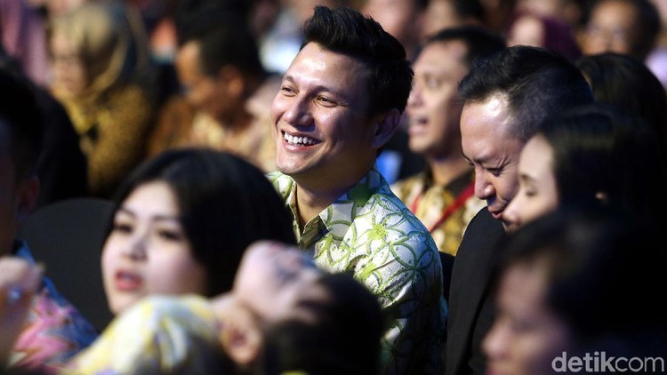 Christian Sugiono kerap menghabiskan waktu dengan bermain bersama anak. Hal ini membuatnya dikatai 'Masa kecil lo kurang bahagia?'