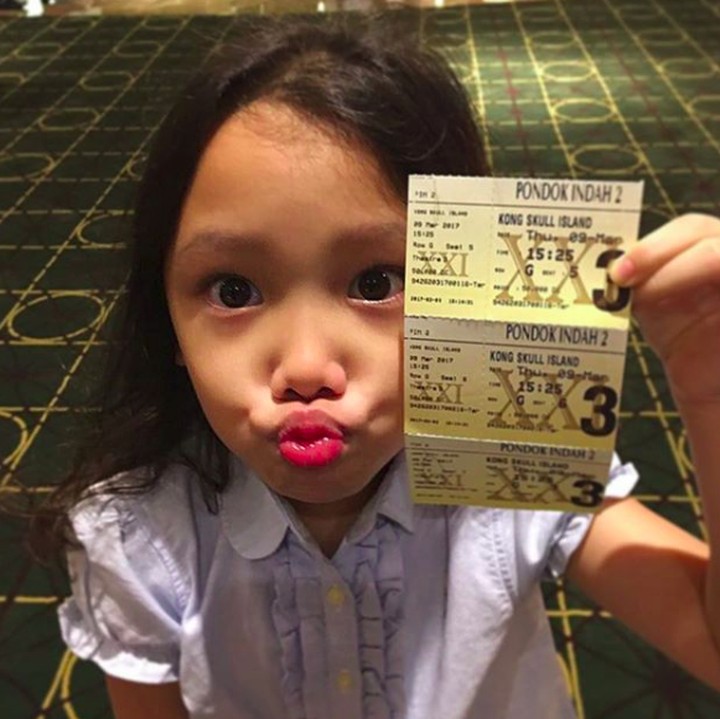 <p>Foto sama tiket nonton bioskop, gaya usil-nya Jenaka nggak ketinggalan. (Foto: Instagram/ @jenaka_sudiro)</p>