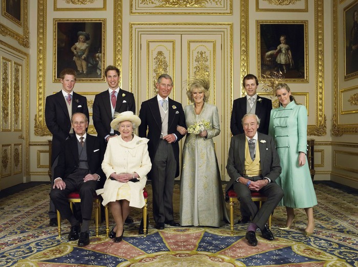 Di hari pernikahannya dengan Pangeran Charles pada tahun 2005, ia memilih gaun dan mantel panjang warna abu dengan headpiece yang unik. Foto: Getty Images