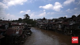 Warga Diduga Tenggelam di Kali Ciliwung Belum Ditemukan