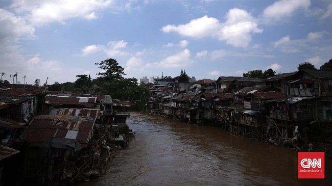 Tim SAR Jakarta akan mengevaluasi melanjutkan pencarian atau tidak, karena penyisiran di Kali Ciliwung sejak pagi korban belum juga ditemukan.