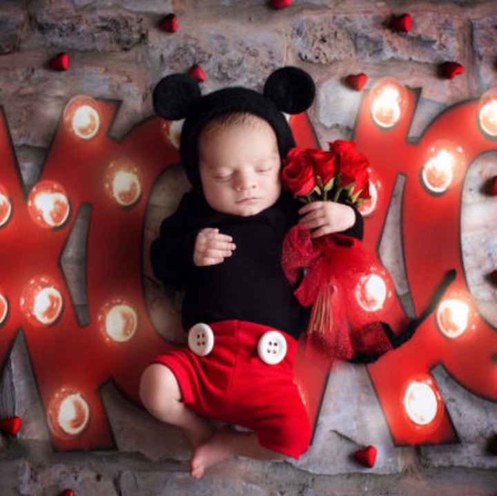 <p>Ih, genitnya Mickey cilik ini udah menyiapkan bunga lho buat Minnie. (Foto: Karen Marie/ Belle Beautiful Portrait via Babble)</p>