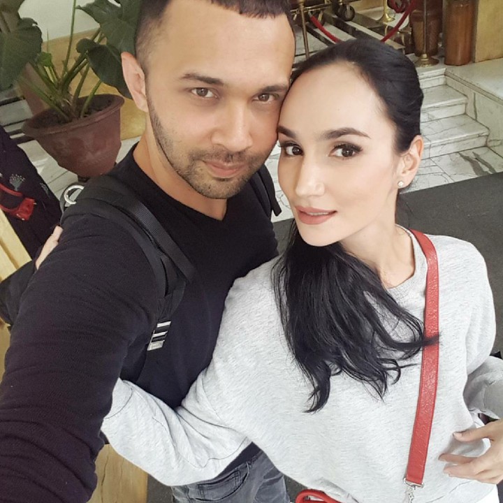 <p>Kalau begini, Teuku Zacky dan Ilmira  kayak masih pacaran ya. (Foto: Instagram/ilmiraz)</p>
