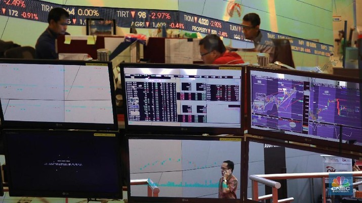 Kondisi papan perdagangan di Bursa Efek Indonesia, Jakarta, Jumat (9/2/2018). IHSG hari ini bergerak negatif karena respon sentimen anjloknya bursa saham Amerika hingga 4,15%. (CNBC Indonesia/ Andrean Kristianto)