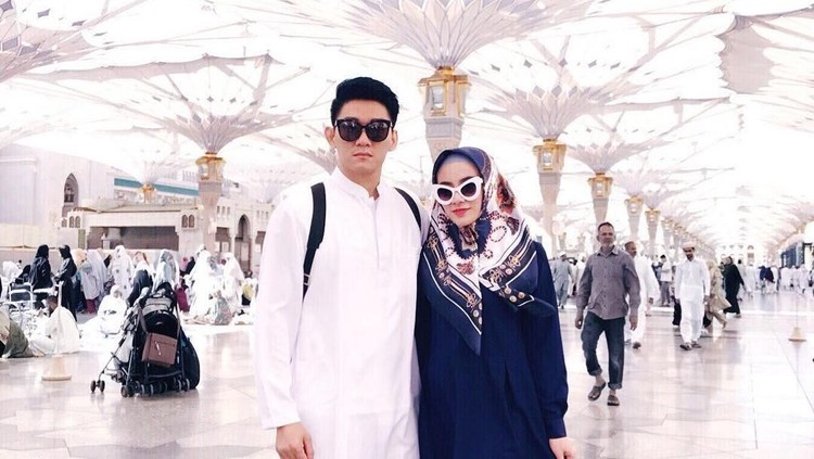 Duka Ifan 'Seventeen' Menanti Kabar Istri Usai Diterjang Tsunami Bencana tsunami di Anyer menyisakan duka bagi band Seventeen. Ifan sang vokalis pun mengutarakan kesedihannya, saat belum menemukan sang istri.