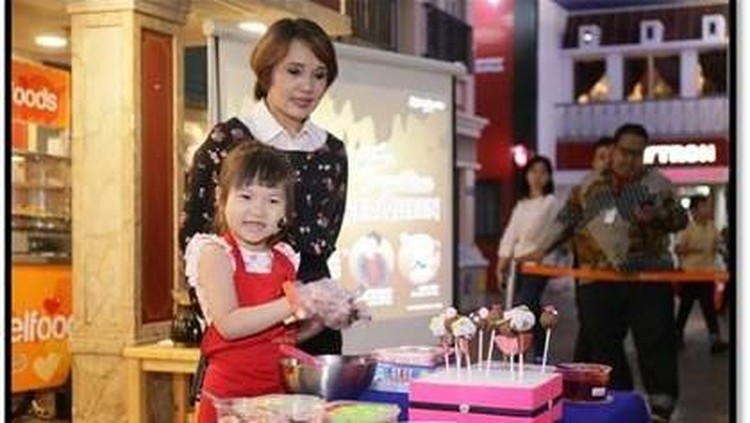 Si kecil ini hebat banget deh, di umur lima tahun sudah jago bikin aneka makanan.