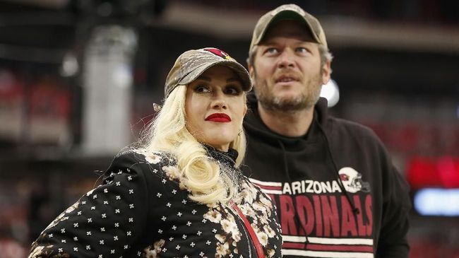 Meski sudah saling cinta, Gwen Stefani dan Blake Shelton tak bisa langsung menikah karena keyakinan yang berbeda dan ada aturan gereja yang mesti ditaati.