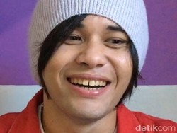Anak Deddy Dores Lelang Gitar demi Kesehatan Ibu