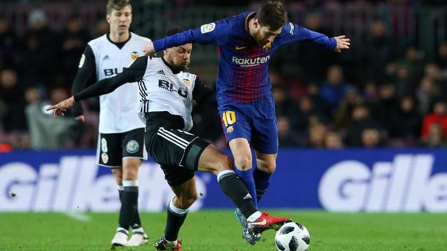 Para netizen merespons insiden Francis Coquelin menarik kostum Lionel Messi hingga terlepas dengan kelakar di media sosial.