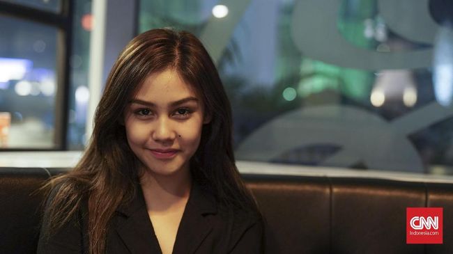 Vanesha Prescilla mengungkapkan sejumlah kisah kehidupannya setelah sukses memerankan Milea di 'Dilan 1990', termasuk pandangannya soal cowok yang berubah.