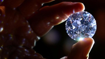 Ilustrasi Berlian An assistant holds a 102.34 carat white diamond at Sotheby's auction house in London, Britain February 8, 2018. REUTERS/Hannah McKay TPX IMAGES OF THE DAY