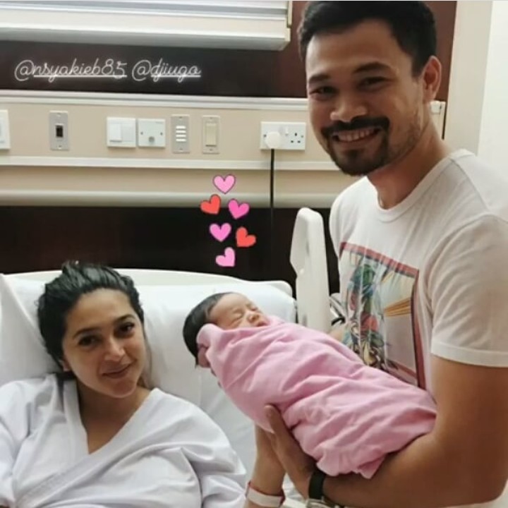 <p>Digendong ayah, di samping ibu... Happy! (Foto: Instagram @allartis)</p>