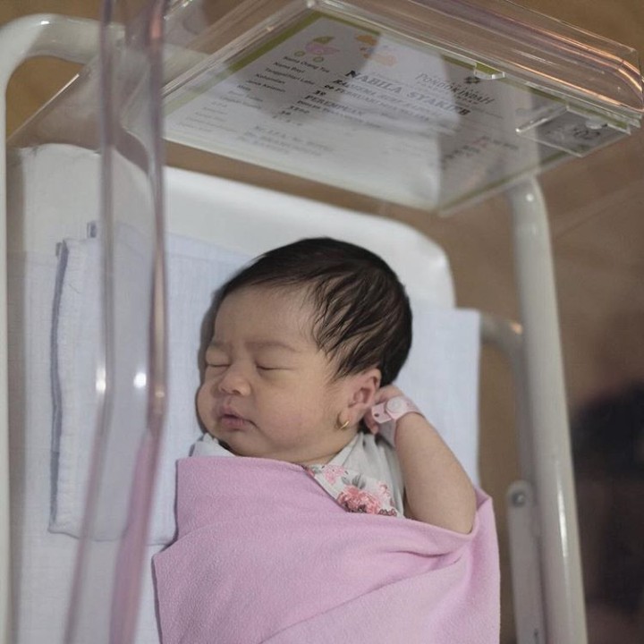 <p>Bayi cantik ini namanya Raqeema Ruby Radinal. Indah ya namanya. (Foto: Instagram @shireensungkar)</p>