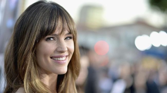 Jennifer Garner membagikan tiga produk yang biasa ia gunakan untuk mempertahankan rambut bergelombang yang mempesona.